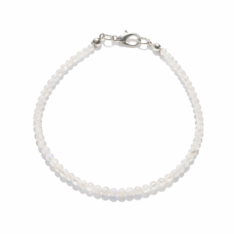 Bransoletka z kamienia księżycowego, ręcznie wykonana w Polsce. Symbol intuicji, kobiecości i ochrony. Wzmacnia wewnętrzną harmonię, łagodzi emocje i wspiera rozwój duchowy.