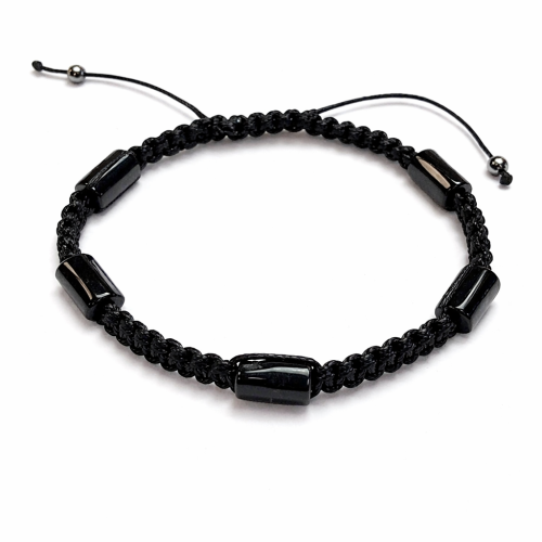 Bransoletka z polerowanym czarnym turmalinem na czarnej regulowanej plecionce. Ręcznie robiona w Polsce. Amulet ochronny – oczyszcza aurę, uziemia i wzmacnia wewnętrzny spokój.