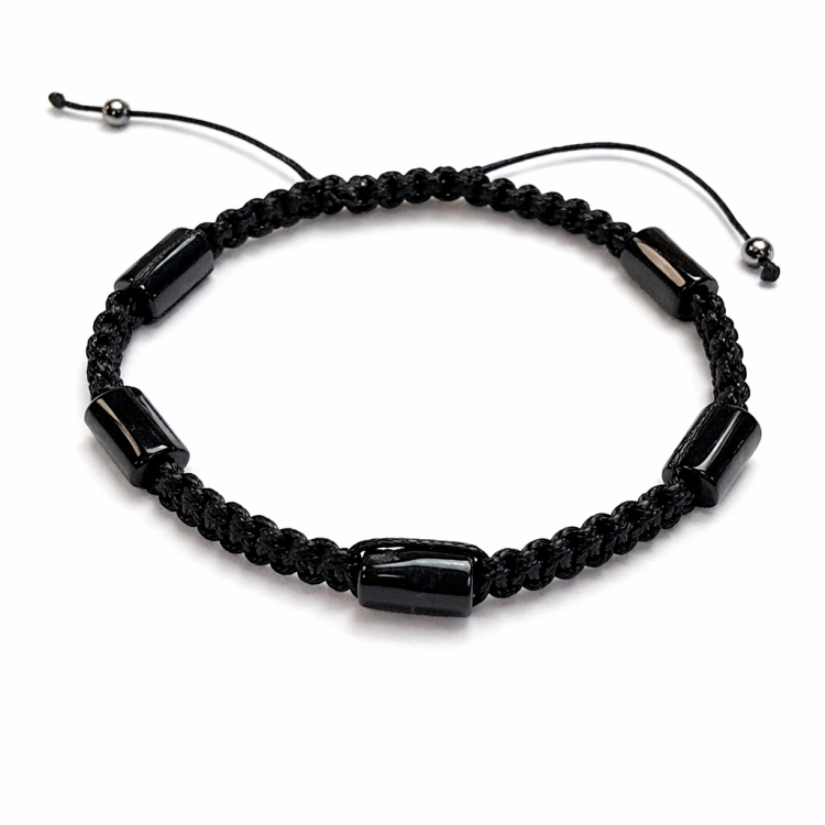 Bransoletka z polerowanym czarnym turmalinem na czarnej regulowanej plecionce. Ręcznie robiona w Polsce. Amulet ochronny – oczyszcza aurę, uziemia i wzmacnia wewnętrzny spokój.