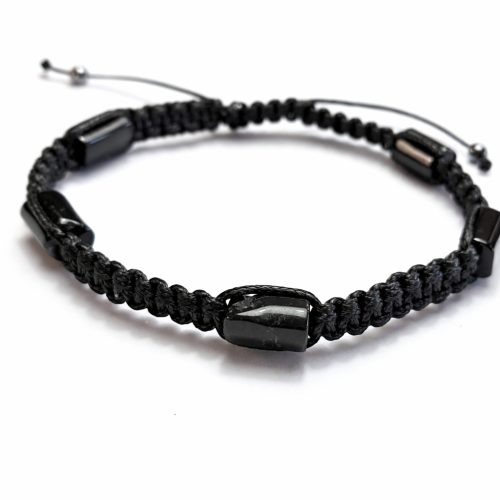 Bransoletka z polerowanym czarnym turmalinem na czarnej regulowanej plecionce. Ręcznie robiona w Polsce. Amulet ochronny – oczyszcza aurę, uziemia i wzmacnia wewnętrzny spokój.