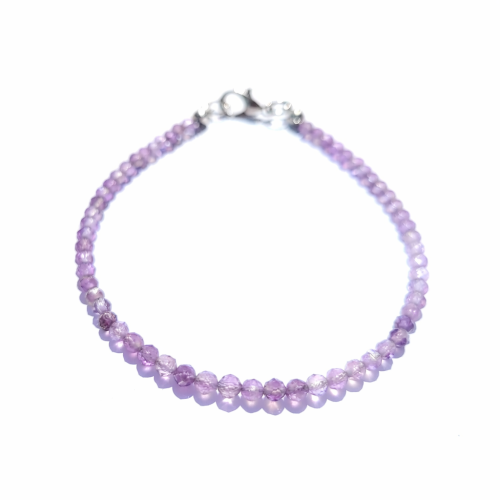 Bransoletka z naturalnego ametystu, ręcznie robiona w Polsce. Kamień spokoju i intuicji, wspiera medytację, ochronę energetyczną i harmonię ducha.