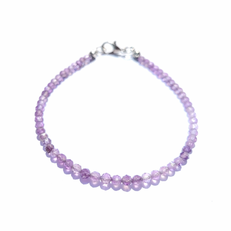 Bransoletka z naturalnego ametystu, ręcznie robiona w Polsce. Kamień spokoju i intuicji, wspiera medytację, ochronę energetyczną i harmonię ducha.