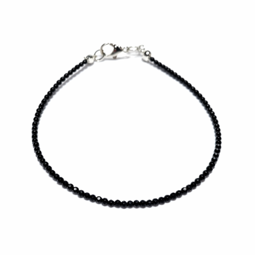 Bransoletka z naturalnego czarnego turmalinu, ręcznie robiona w Polsce. Kamień silnej ochrony, uziemienia i równowagi emocjonalnej. Wzmacnia odporność psychiczną i chroni aurę.