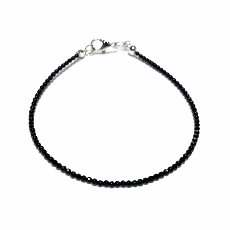 Bransoletka z naturalnego czarnego turmalinu, ręcznie robiona w Polsce. Kamień silnej ochrony, uziemienia i równowagi emocjonalnej. Wzmacnia odporność psychiczną i chroni aurę.