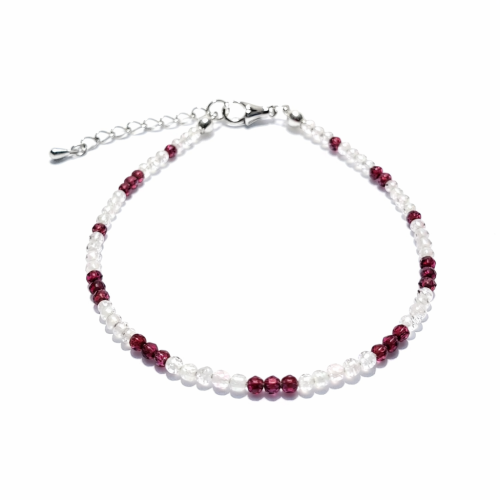 Bransoletka z kryształu górskiego i granatu, ręcznie robiona. Symbol siły, oczyszczenia i odwagi. Kryształ wzmacnia aurę i inne kamienie, granat dodaje energii, odwagi i wspiera transformację.