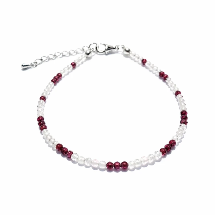 Bransoletka z kryształu górskiego i granatu, ręcznie robiona. Symbol siły, oczyszczenia i odwagi. Kryształ wzmacnia aurę i inne kamienie, granat dodaje energii, odwagi i wspiera transformację.