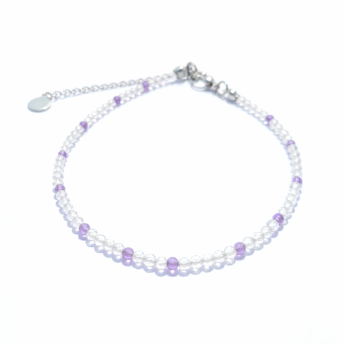 Bransoletka z kryształu górskiego i ametystu, ręcznie robiona. Symbol oczyszczenia, spokoju i wyższej wibracji. Kryształ wzmacnia moc ametystu, oczyszcza aurę i wspiera medytację oraz duchową harmonię.