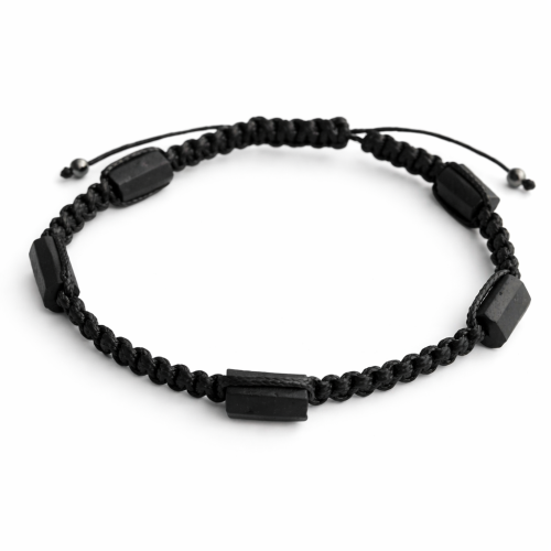 Bransoletka ochronna z surowym czarnym turmalinem na regulowanej plecionce. Silny amulet uziemiający, chroniący aurę przed negatywną energią. Handmade w Polsce – idealna dla osób wrażliwych energetycznie i szukających spokoju.