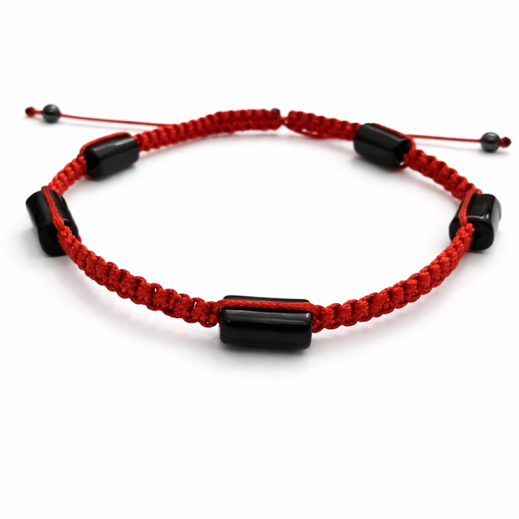Bransoletka ochronna z polerowanymi czarnymi turmalinami na czerwonym sznurku. Ręcznie robiona w Polsce, harmonizuje energię, chroni aurę i wzmacnia poczucie bezpieczeństwa.