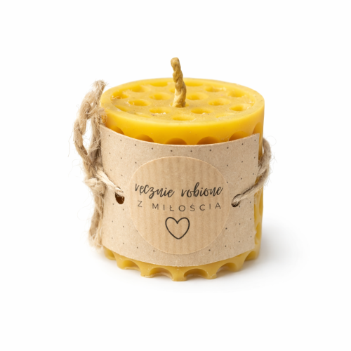 Żółta świeca z wosku pszczelego – handmade 6x5,5 cm. Naturalny zapach miodu, długie spalanie i wyjątkowy klimat. Idealna do relaksu i dekoracji.