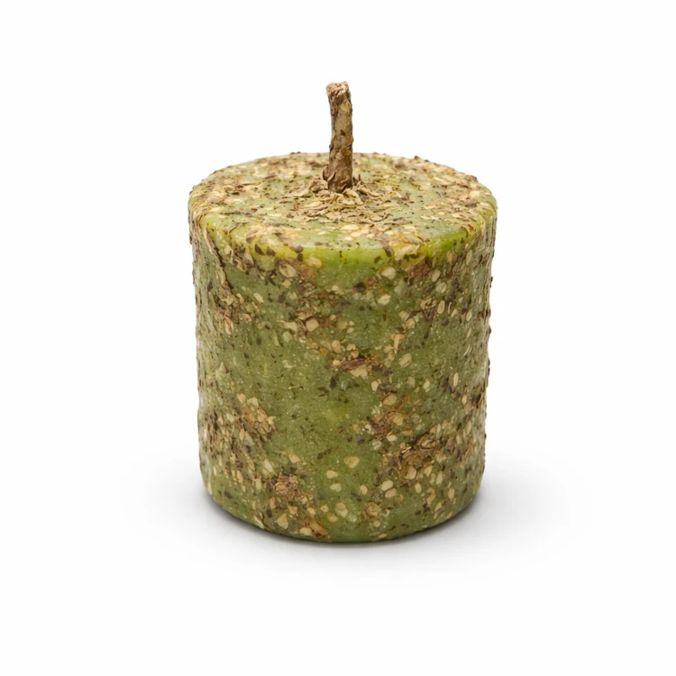 Zielona świeca czakralna z wosku pszczelego i ziół – handmade 5x4,7 cm. Symbol serca, miłości i równowagi. Idealna do medytacji i relaksu.