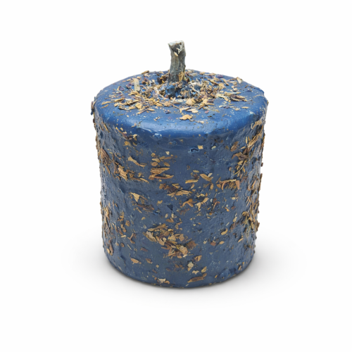 Niebieska świeca czakralna z wosku pszczelego i ziół – handmade 5x4,7 cm. Symbol komunikacji i harmonii. Idealna do medytacji, jogi i relaksu.