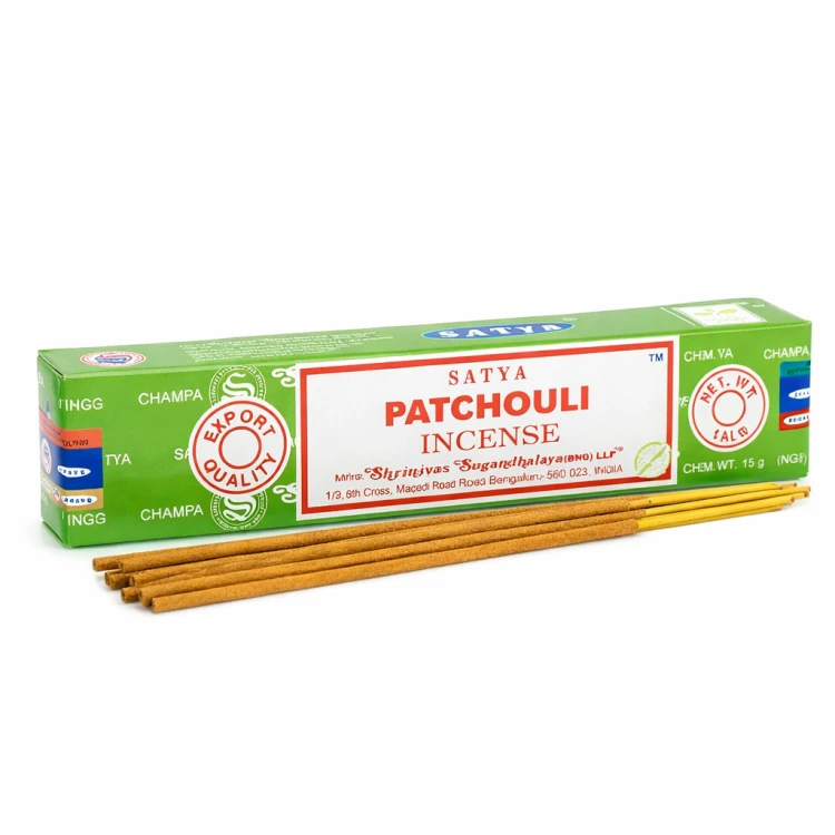 Satya Patchouli Oryginalne Indyjskie Kadzidełka Pudełko 15g (około 12-14szt patyczków) Zapach:  Patchouli Kolekcja kadzidełek Satya charakteryzuje sie bardzo przyjemną harmonią zapachu która zostaje w pomieszczeniu na długi czas po wypaleniu kadzidełka.