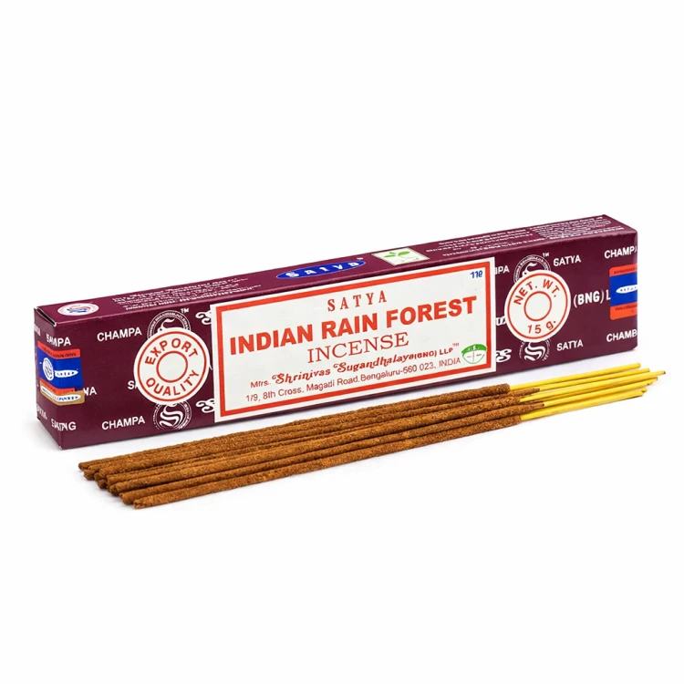 Zapach: Indian Rain Forest Kolekcja kadzidełek Satya charakteryzuje sie bardzo przyjemną harmonią zapachu która zostaje w pomieszczeniu na długi czas po wypaleniu kadzidełka.