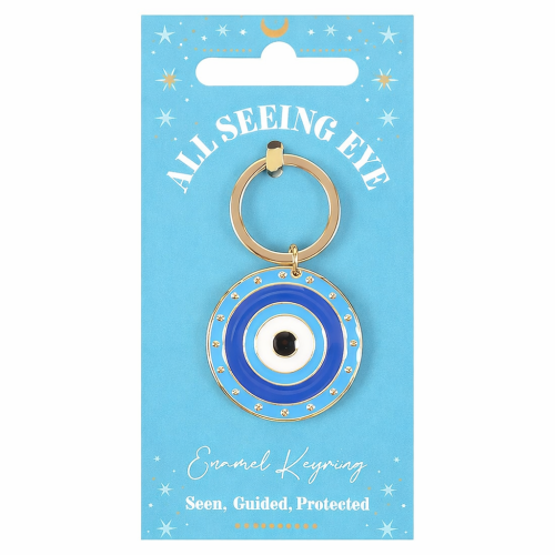Błękitny breloczek z symbolem All Seeing Eye (Złe Oko) na złotym kółku, na tle niebieskiej karty z napisem „Seen, Guided, Protected”.