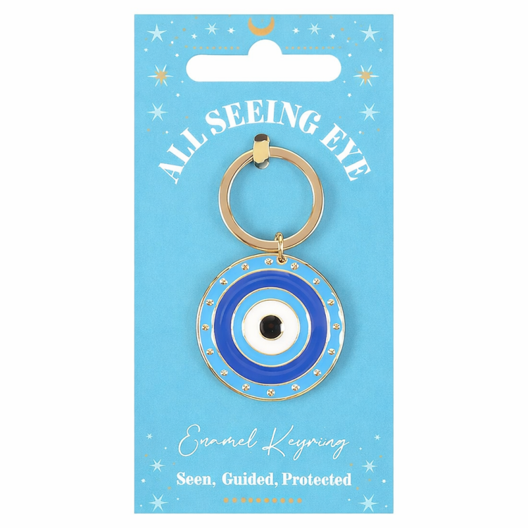 Błękitny breloczek z symbolem All Seeing Eye (Złe Oko) na złotym kółku, na tle niebieskiej karty z napisem „Seen, Guided, Protected”.