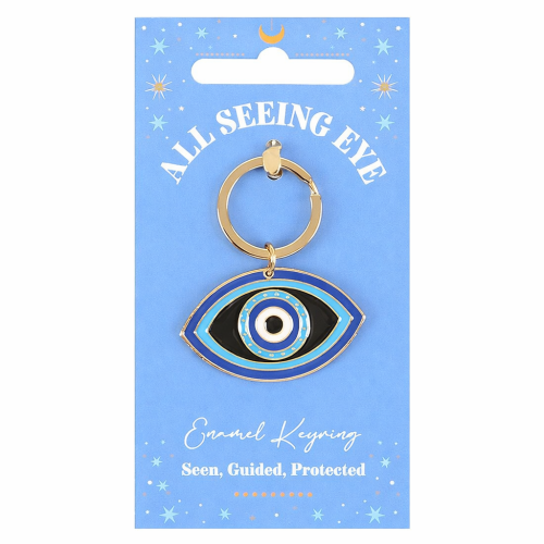 Czarny breloczek w kształcie oka z błękitnym symbolem Oka Opatrzności, na tle niebieskiej karty z napisem „Seen, Guided, Protected”.