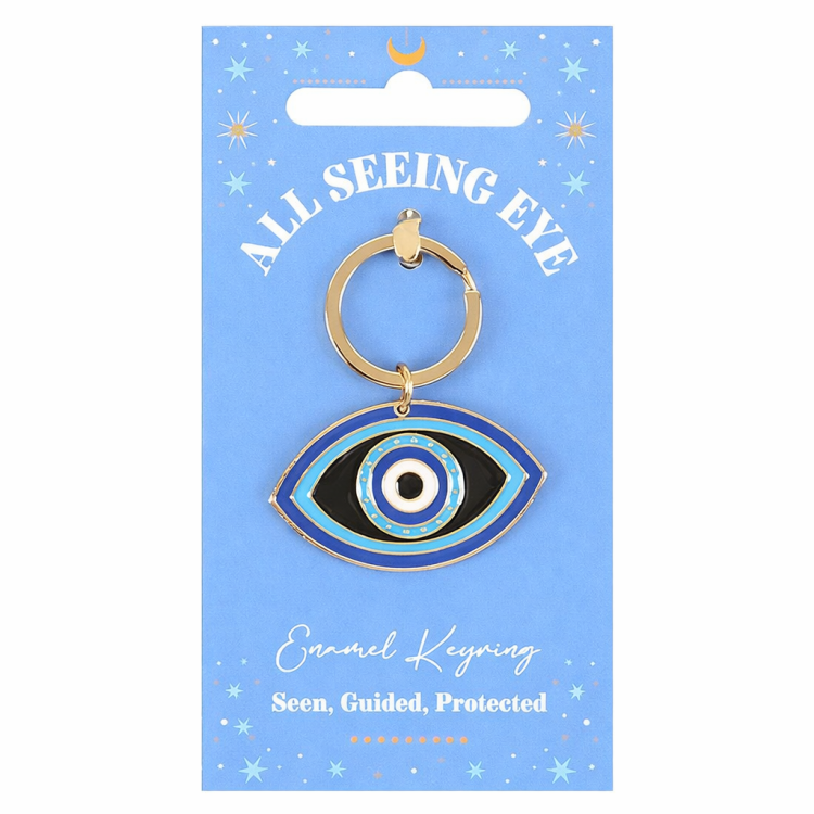 Czarny breloczek w kształcie oka z błękitnym symbolem Oka Opatrzności, na tle niebieskiej karty z napisem „Seen, Guided, Protected”.