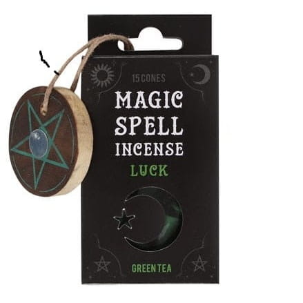 Opakowanie kadzidełek Magic Spell Incense Luck z amuletem pentagramu i napisem „Green Tea”.