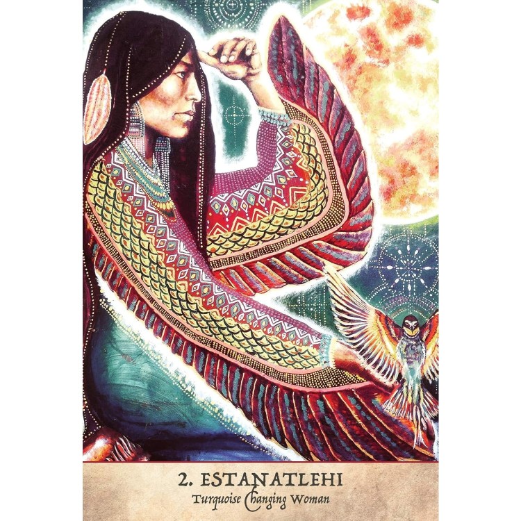 Karta „Estanatlehi – Turquoise Changing Woman” z rdzenną kobietą w bogato zdobionym stroju i ptakiem.