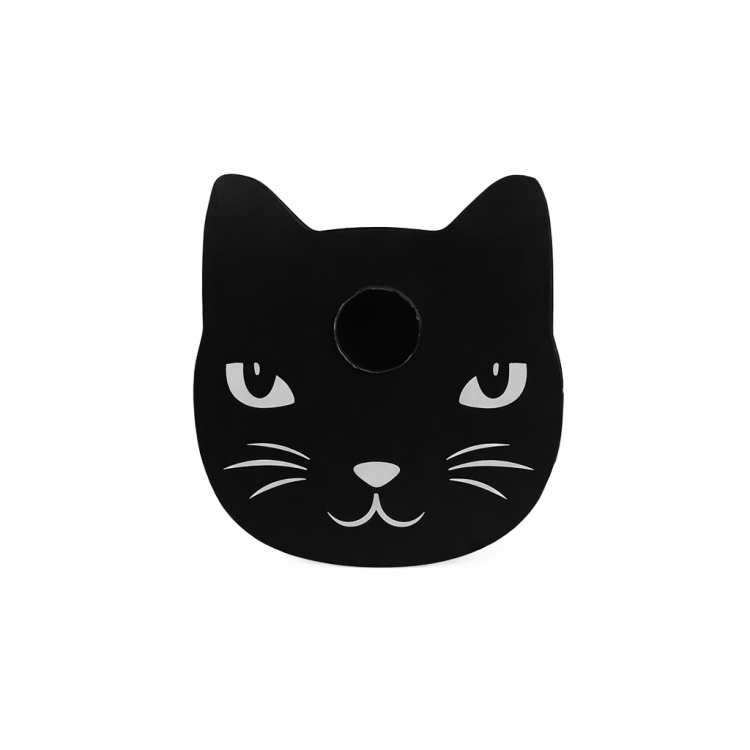 Czarny świecznik w kształcie Kota, na świeczki z serii Magic Spell. Naturalny, prosty design idealny do świątecznych aranżacji i codziennego wystroju wnętrza.