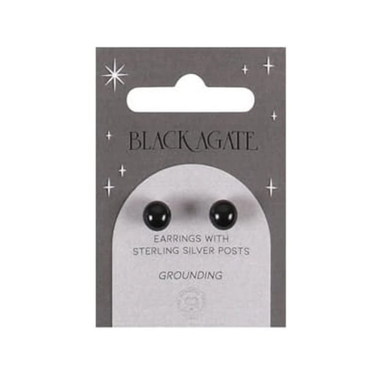 Kolczyki z naturalnego czarnego agatu na srebrnych sztyftach próby 925 – symbol uziemienia, stabilności i ochrony. Eleganckie i klasyczne, wspierają równowagę emocjonalną oraz poczucie bezpieczeństwa w codziennym życiu.