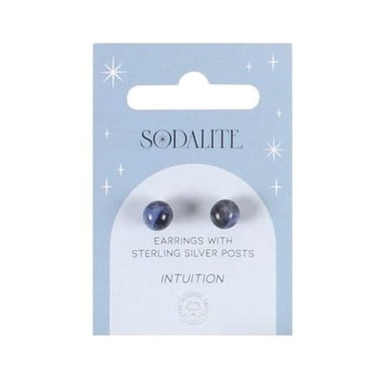 Kolczyki z naturalnego sodalitu na srebrnych sztyftach próby 925 – eleganckie i minimalistyczne. Sodalit, „Kamień Intuicji”, wspiera wewnętrzną harmonię, jasność umysłu i duchowe zrozumienie. Idealne na co dzień dla osób szukających równowagi i mądrości.