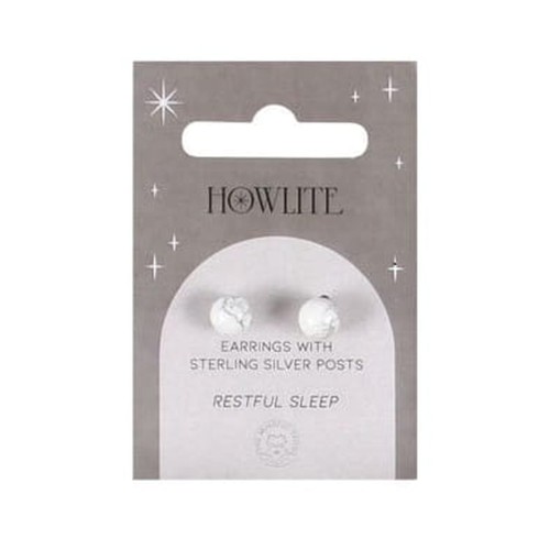 Kolczyki z naturalnego howlitu na srebrnych sztyftach próby 925 – elegancki, minimalistyczny dodatek. Howlit wspiera relaks, redukuje stres i sprzyja spokojnemu snu. Idealne na co dzień i na wieczór dla osób ceniących harmonię i spokój.