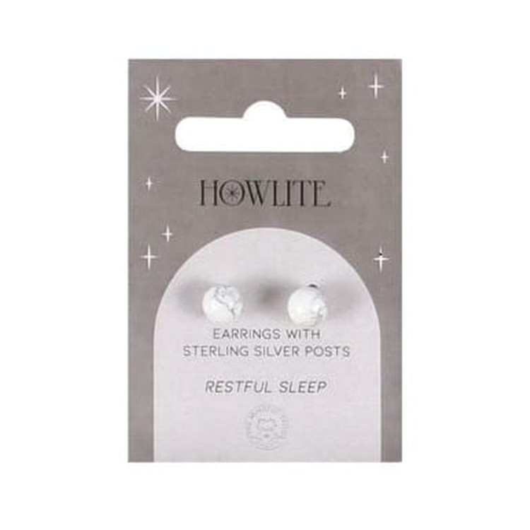 Kolczyki z naturalnego howlitu na srebrnych sztyftach próby 925 – elegancki, minimalistyczny dodatek. Howlit wspiera relaks, redukuje stres i sprzyja spokojnemu snu. Idealne na co dzień i na wieczór dla osób ceniących harmonię i spokój.
