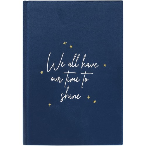 Aksamitny notatnik A5 „Crescent Moon” ze złotymi gwiazdami, cytatem i wzorem konstelacji. Liniowane strony ze złotymi krawędziami, idealny jako dziennik, planer lub prezent dla miłośników kosmosu i ezoteryki.