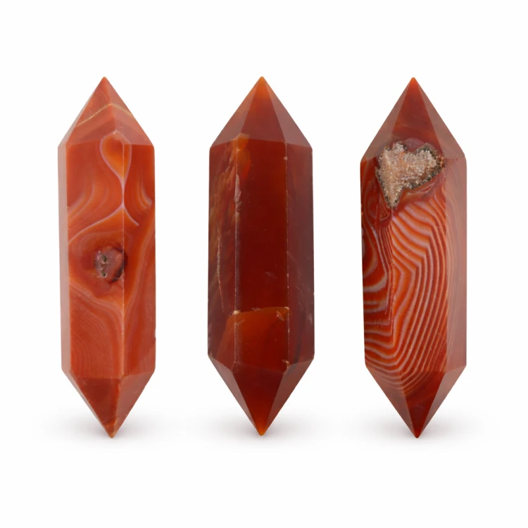 Karneol w formie podwójnego szpica o energetycznym, wzmacniającym charakterze