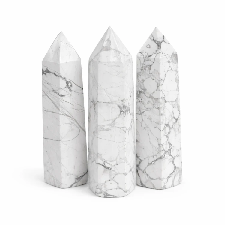 Naturalny howlit obelisk 7,5–8 cm – biały kamień wyciszenia z marmurkowym wzorem Strefa 3