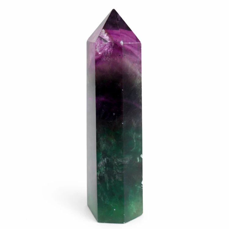 Duży obelisk z naturalnego fluorytu tęczowego 17 cm w odcieniach fioletu i zieleni na białym tle – kamień do medytacji, koncentracji i ochrony energetycznej.
