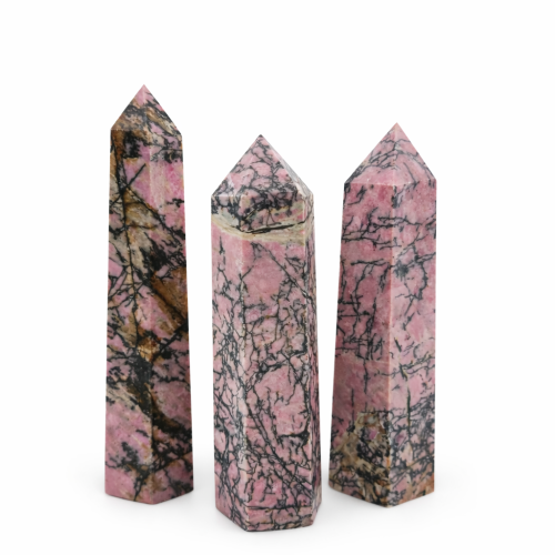 Rodonit obelisk 8,0–9,5 cm – naturalny różowy kamień miłości i równowagi emocjonalnej.