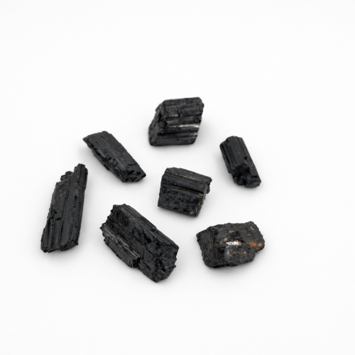 mały czarny turmalin surowy kamień ochronny do kieszeni naturalny minerał energetyczny