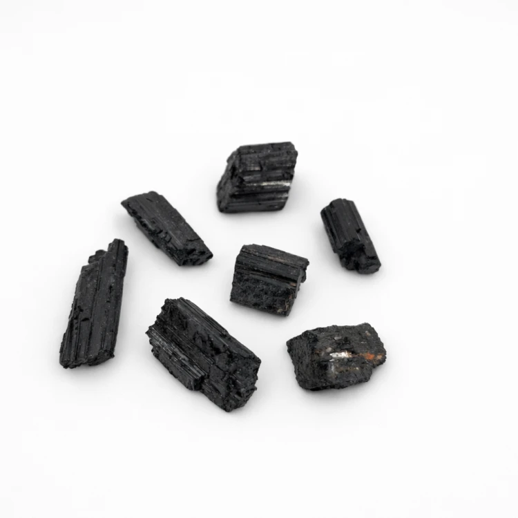 mały czarny turmalin surowy kamień ochronny do kieszeni naturalny minerał energetyczny