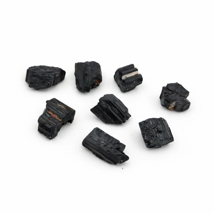 Naturalny czarny turmalin w formie surowej bryły o wadze 11–15 g. Intensywny kamień ochronny, który skutecznie oczyszcza energię, wzmacnia granice i stabilizuje przestrzeń w domu lub miejscu pracy.