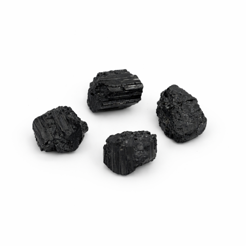 Naturalny czarny turmalin w formie surowej bryły o wadze 16–22 g. Mocny kamień ochronny do domu i pracy energetycznej, który oczyszcza przestrzeń, wzmacnia granice i stabilizuje energię otoczenia.