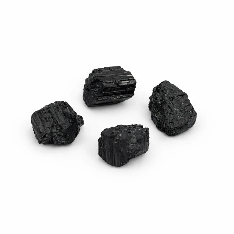 Naturalny czarny turmalin w formie surowej bryły o wadze 16–22 g. Mocny kamień ochronny do domu i pracy energetycznej, który oczyszcza przestrzeń, wzmacnia granice i stabilizuje energię otoczenia.