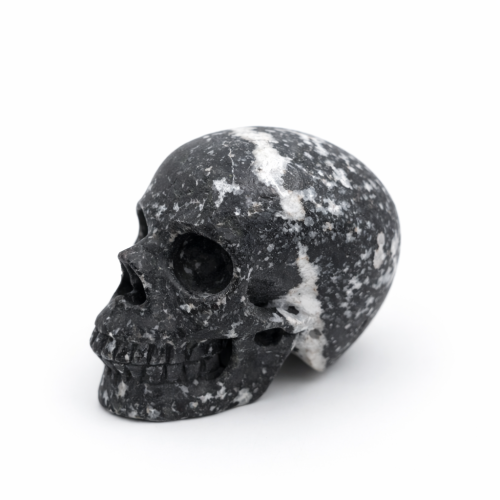 kamienna czaszka Gabro Indygo inaczej zwanym Merlinitem Mistycznym 1502 g naturalna rzeźba czaszki kamień ochronny i transformacyjny z profilu