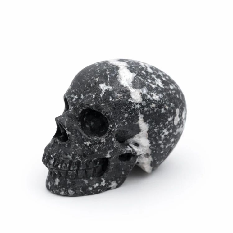 kamienna czaszka Gabro Indygo inaczej zwanym Merlinitem Mistycznym 1502 g naturalna rzeźba czaszki kamień ochronny i transformacyjny z profilu