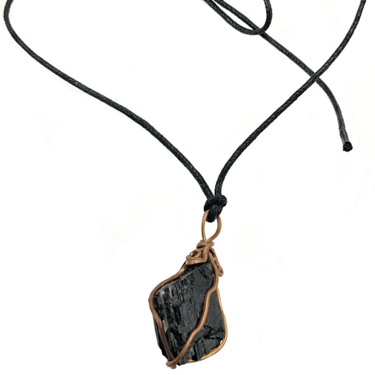 naszyjnik z surowym czarnym turmalinem w miedzi amulet ochronny na czarnym rzemyku