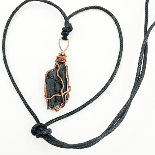 naszyjnik z surowym czarnym turmalinem w miedzi ochronny amulet energetyczny na rzemyku