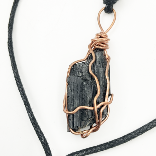 naszyjnik z surowym czarnym turmalinem w miedzi ochronny amulet energetyczny na rzemyku