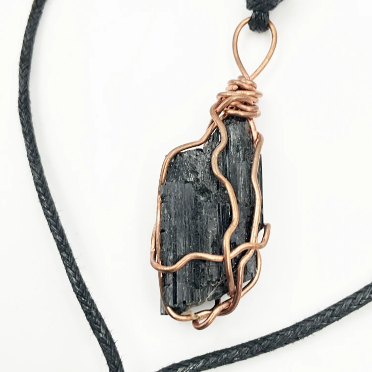 naszyjnik z surowym czarnym turmalinem w miedzi ochronny amulet energetyczny na rzemyku