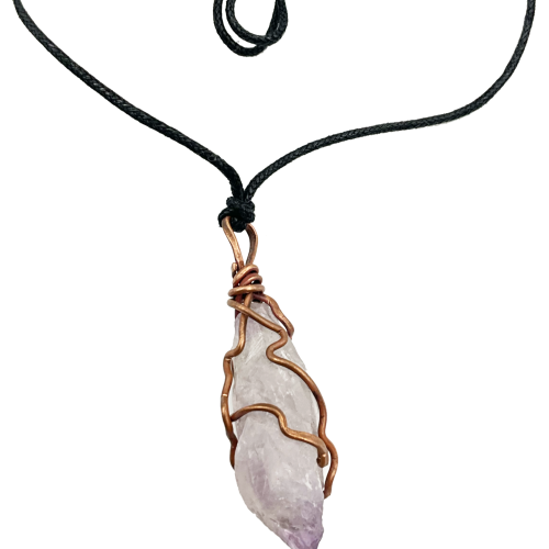 naszyjnik z surowym ametystem w miedzi na czarnym rzemyku amulet harmonii i intuicji