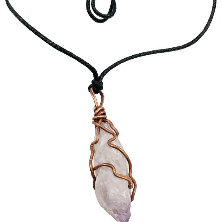 naszyjnik z surowym ametystem w miedzi na czarnym rzemyku amulet harmonii i intuicji
