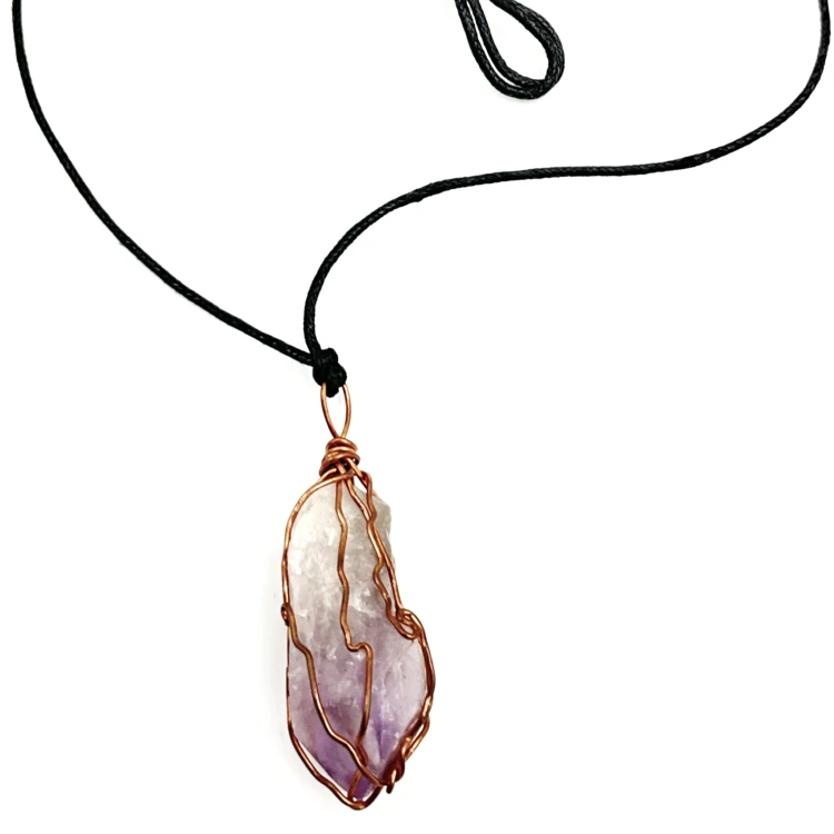 naszyjnik z surowym ametystem w miedzi na czarnym rzemyku amulet harmonii i intuicji