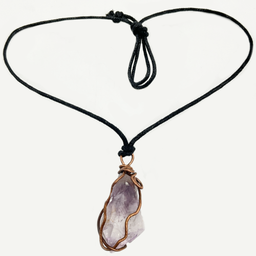 naszyjnik z surowym ametystem w miedzi na czarnym rzemyku amulet harmonii i intuicji