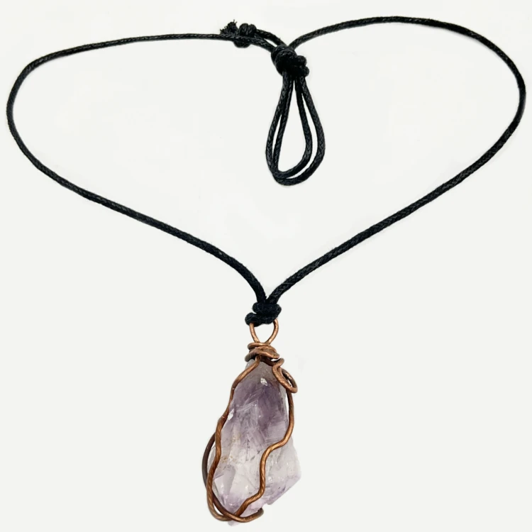 naszyjnik z surowym ametystem w miedzi na czarnym rzemyku amulet harmonii i intuicji